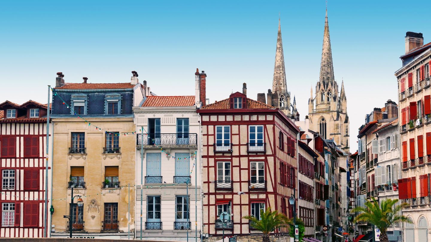 Un panorama attrayant de bâtiments historiques à Bayonne, une destination idéale pour ceux qui souhaitent quitter Paris pour le Sud-Ouest