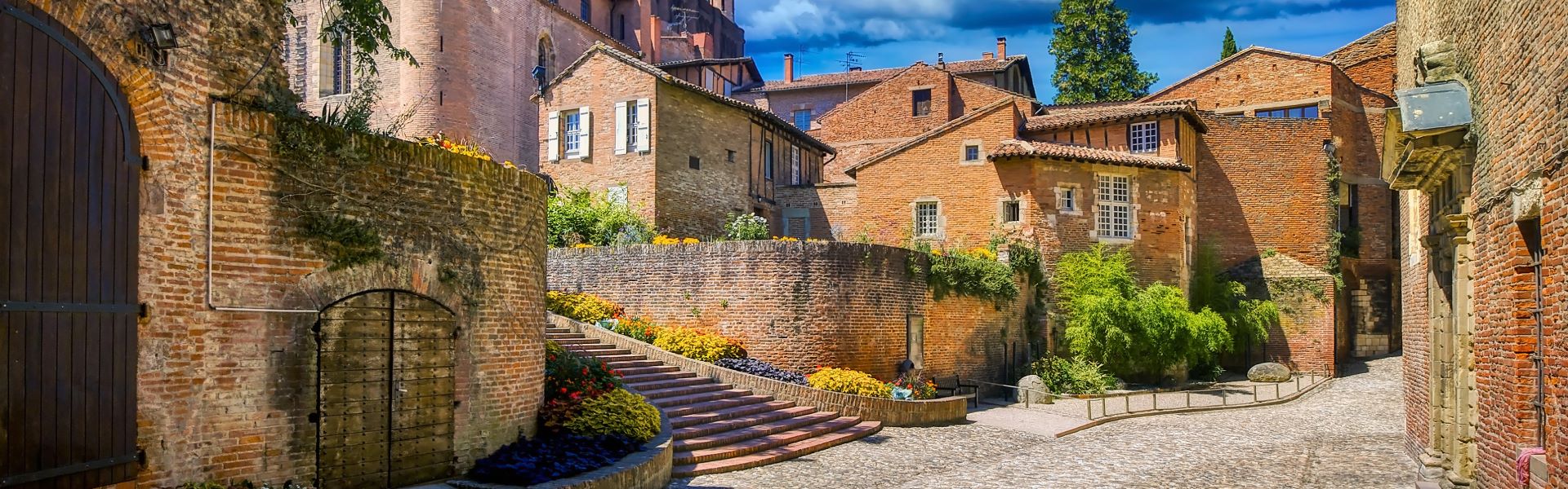 Vivre à Albi, ville pittoresque de France, c'est flâner dans ses charmantes ruelles étroites