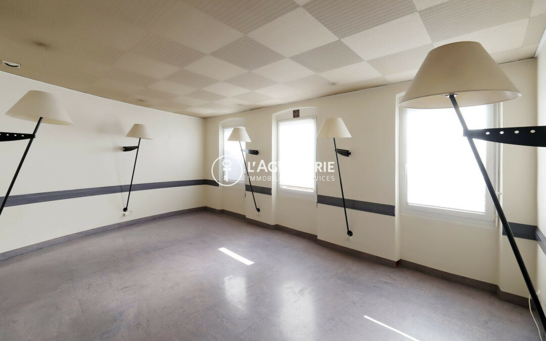 Local professionnel 150m² avec places de parking