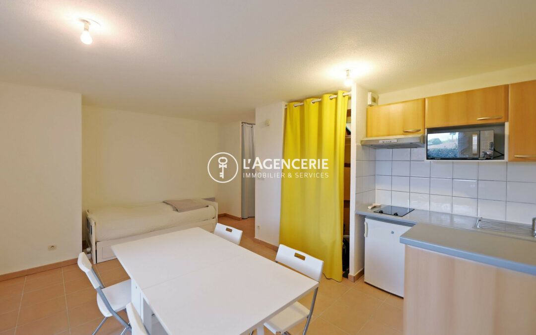 Studio avec un parking, terrasse et jardin