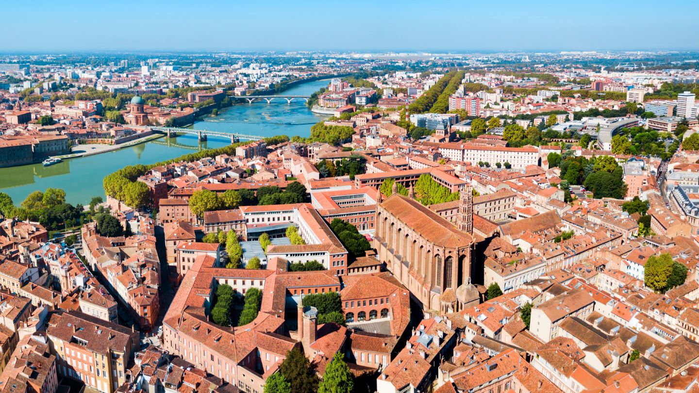 Une vue aérienne de la magnifique ville de Toulouse et de la charmante Garonne qui la traverse