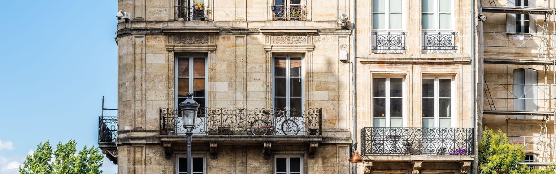 Un immeuble à Bordeaux offrant un balcon pour profiter du climat et un espace de rangement pratique pour un vélo.