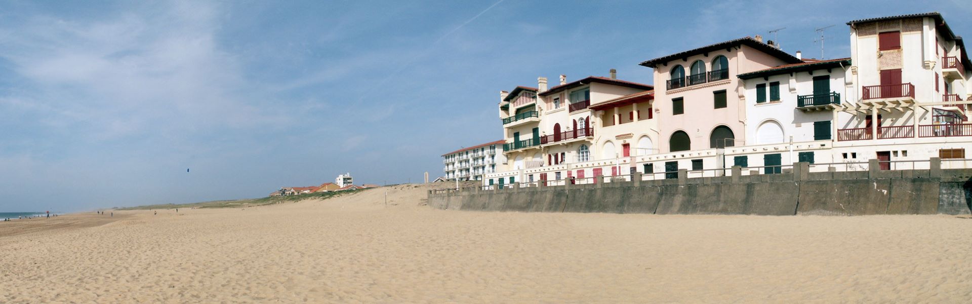 Vue sur le marché immobilier d'Hossegor depuis une plage de sable des landes.