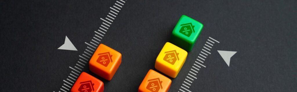 Dés de différentes couleurs avec des faces en forme de maisons pour illustrer l'optimisation de la rentabilité d'une agence immobilière