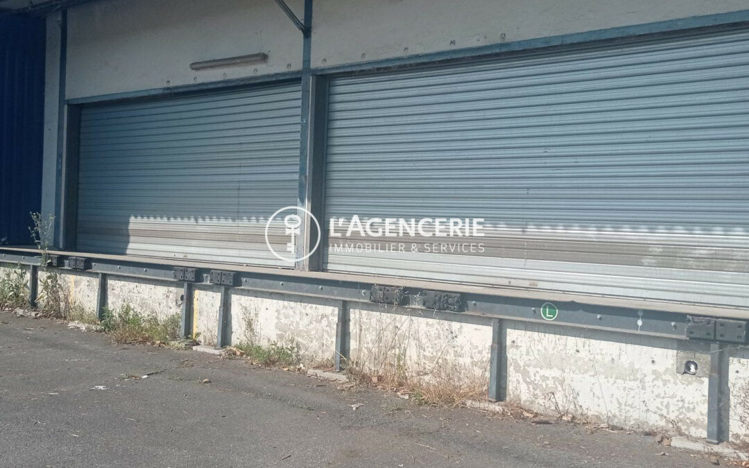 Entrepôt avec 3 quais de chargement, 1 000 mètres carrés