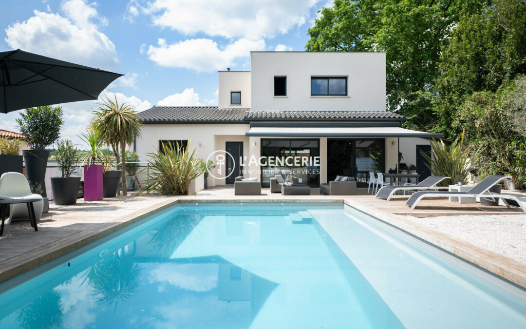 Lignes épurées et lumière – Villa familiale avec extérieurs paysagés